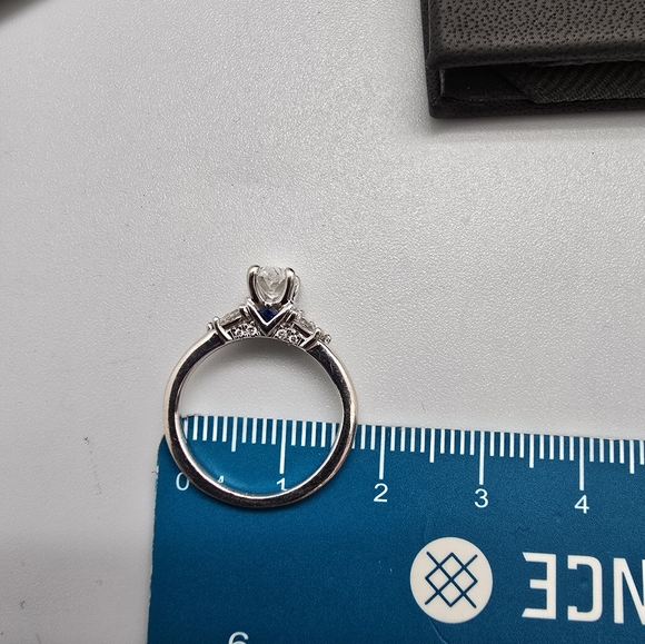 $5559 Vera Wang Love Collection 1ctTW Oval Diamond Tri-sides 14K White Gold Ring - Picture 12 of 14